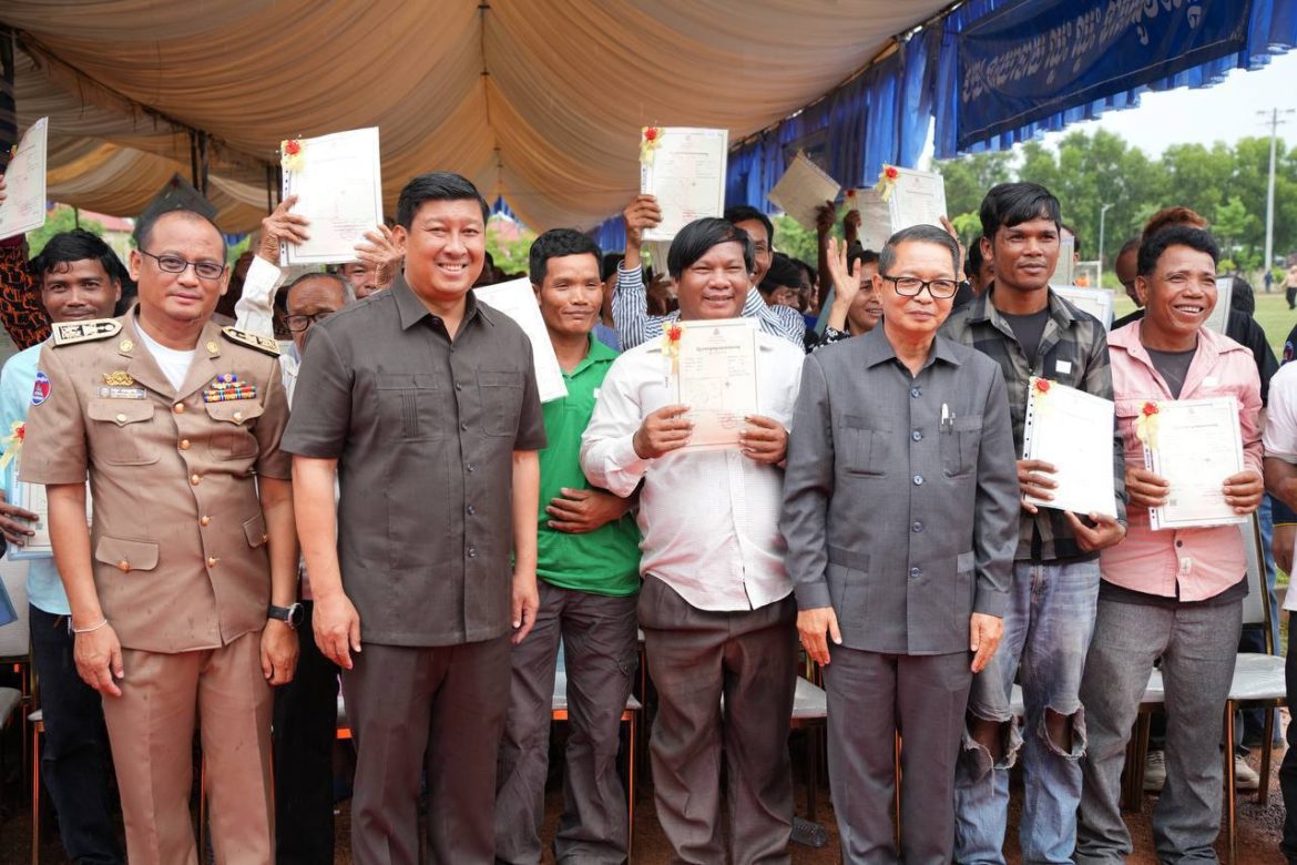សម្ដេចមហាមន្រ្តី គុយ សុផល ឧបនាយករដ្ឋមន្ត្រី និងជារដ្ឋមន្ត្រីក្រសួងព្រះបរមរាជវាំង បានអញ្ជើញចែកបណ្ណកម្មសិទ្ធិដីធ្លីចំនួន ៣ ៦៦៦បណ្ណ ជូនបងប្អូនប្រជាពលរដ្ឋ ក្នុងខេត្តកំពង់ឆ្នាំង។